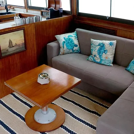 ספינת מלון Samos Bed & Boat מרצאממי