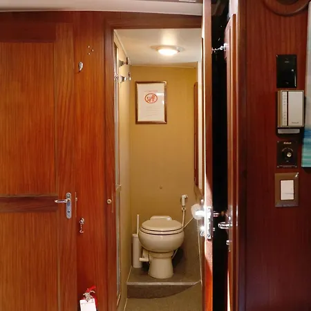 Samos Bed & Boat ספינת מלון *