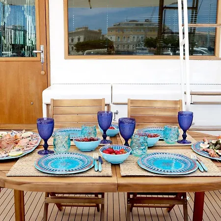 Samos Bed & Boat ספינת מלון *