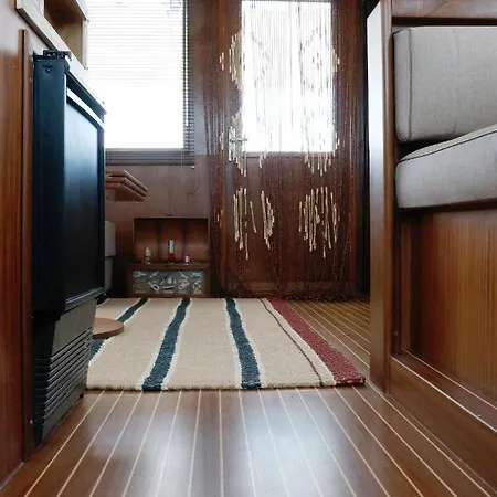 Samos Bed & Boat ספינת מלון מרצאממי