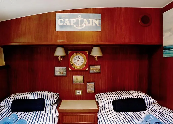 Samos Bed & Boat Πλωτό κατάλυμα *