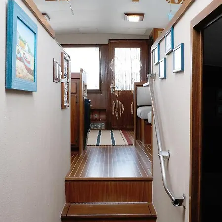 Ботель Samos Bed & Boat *