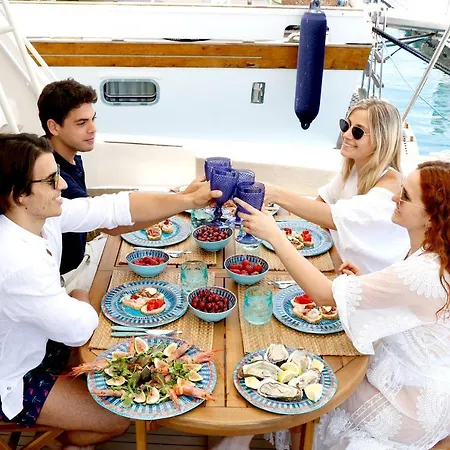 Samos Bed & Boat Botel