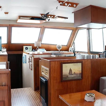 Ботель Samos Bed & Boat Марцамеми