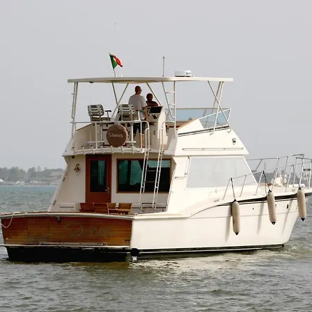 Ботель Samos Bed & Boat Марцамеми