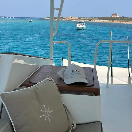 Ботель Samos Bed & Boat